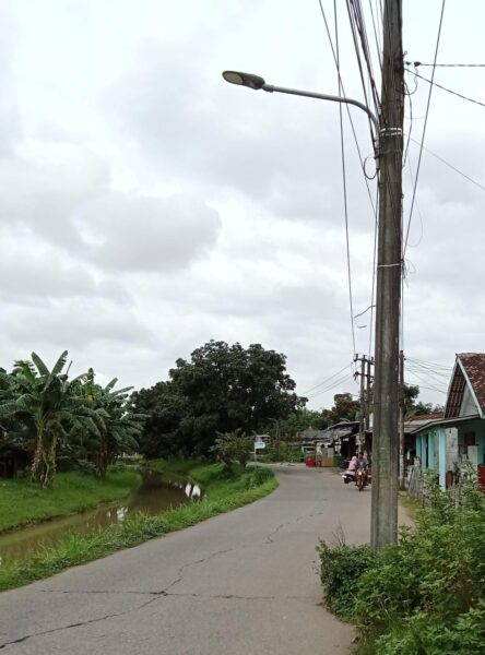 Pihak PLN tiang Listrik belum di pindahkan, sudah 3 tahun berdiri tengah jalan.