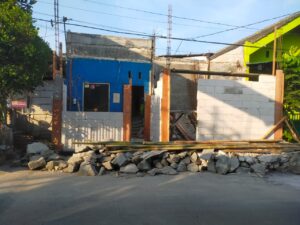 Warga sempat melihat pembangunan tidak layak, dan sempat geram.