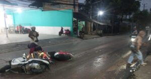 Beberapa motor sering jatuh dan tabrakan diduga jalan licin dan tanah berserakan di jalan.