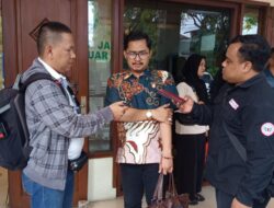 Saling berbicara tak henti-henti Hakim memukul Meja Pengadilan.