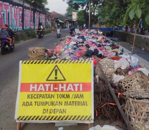 WARGA KOTA TANGERANG TAK PROFESIONAL DALAM PENANGAN SAMPAH MENUMPUK.