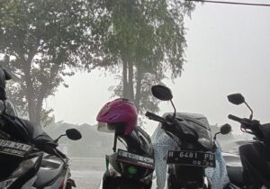 Dijalan cadas-jalan Rajeg Kutajaya masih ada parkir liar.