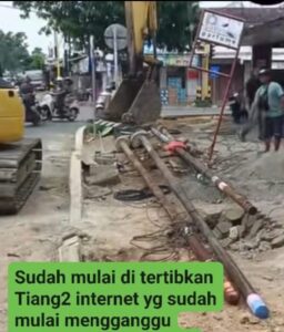 Warga ini sangat serius, bahwa kabel yang menjulai ketanah bisa di kena bahaya arus listrik