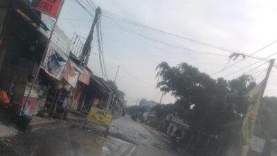 Jalan Raya Pakuhaji tak ubah di Zaman kolonial belanda, sudah becek berbatuan pula.