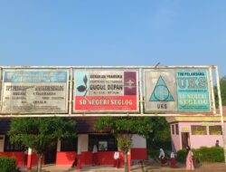 Riskan sekali plang SDN Seglog Tigaraksa sudah berkarat.