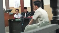Saksi Reza hanya mendengarkan dari Ipda Wahyu Nanda kalau di dalam mobil terdakwa ada Narkotika jenis sabu sabu lanjut saksi.