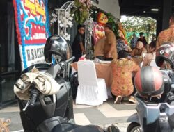 Sekitar 2 tahun berjuang dalam asmaranya.