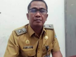 Saat di tanya Wartawan Kades Cikuya : Bantuan Pangan Nasional tidak ada pungutan liar, jika terdapat RT/RW pungut kami pecat.
